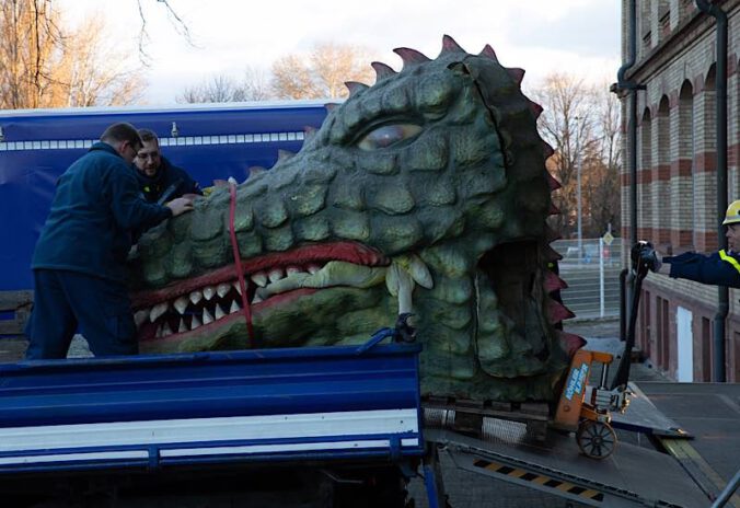 Drachenkopf wird vom THW Speyer abgeladen (Quelle: Historisches Museum der Pfalz / Foto: Christine Lincke)