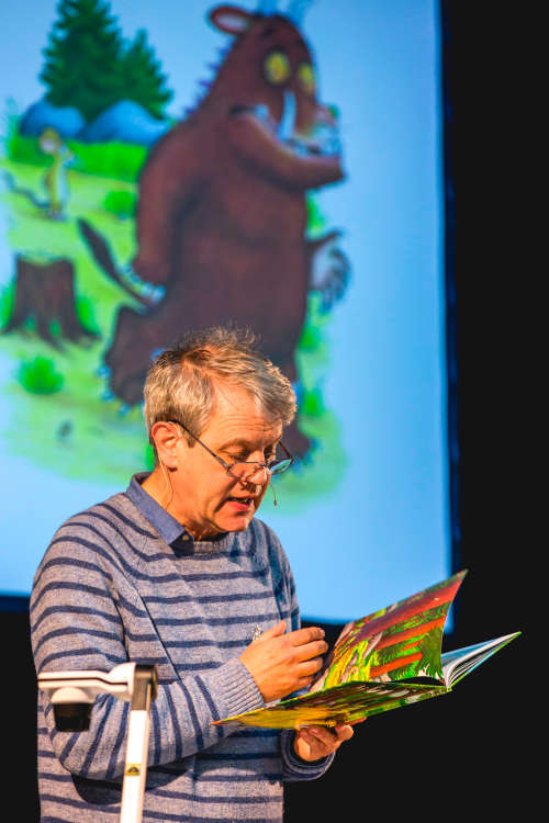 Axel Scheffler bei einer Lesung im Museum (Bildnachweis:  Historisches Museum der Pfalz/Carolin Breckle)