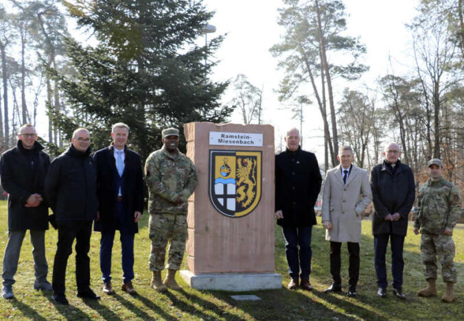 Monumentale Widmung für die Partnerschaft (Foto: Kreisverwaltung Kaiserslautern)