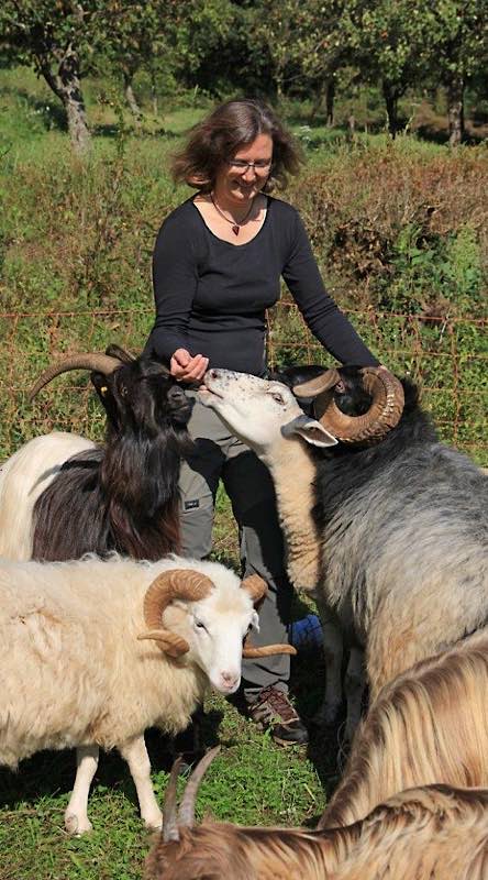 Anne Laux mit ihren Tieren (Foto: Konrad Funk)