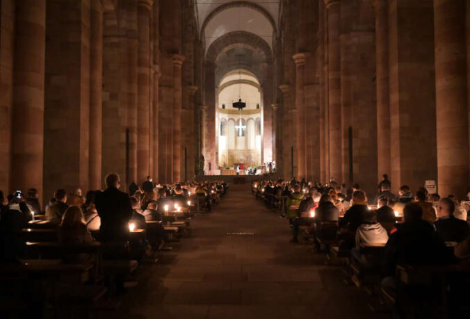 Die Osternacht im Dom (Quelle: Bistum Speyer, Foto: Klaus Landry)
