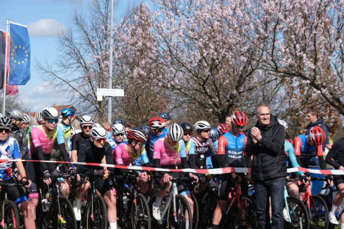 Wenige Minuten vor Beginn des Profirennens: Landrat Dietmar Seefeldt vor dem Feld der Spitzensportler. (Foto: KV SÜW)