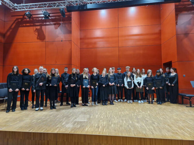 Strahlende Preisträgerinnen und Preisträger beim 60. Landeswettbewerb „Jugend musiziert“ Rheinland-Pfalz (Foto: Landesmusikrat Rheinland-Pfalz)