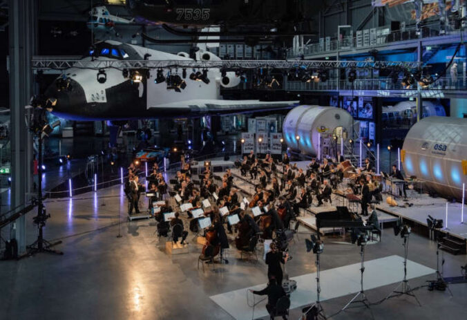 In der Raumfahrthalle herrscht eine ganz besondere Stimmung für das klassische Konzert. (Foto: Christian Kleiner)