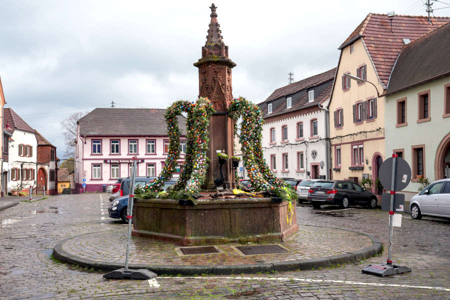 Der geschmückte Osterbrunnen in Edenkoben (Foto: Holger Knecht)