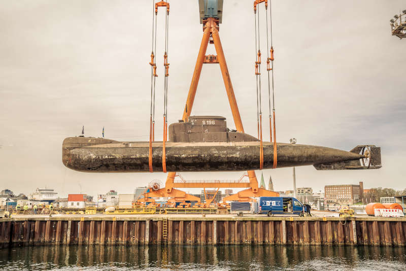 Schwebend in 15 Metern Höhe und in Schrittgeschwindigkeit wurde das Boot zu seinem Liegeplatz im Trockendock gebracht. (Quelle TMSNH)