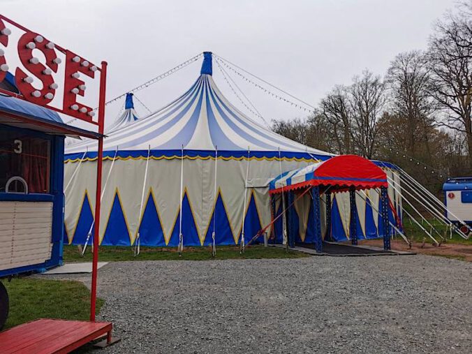 Zirkuszelt des Pfalztheaters Kaiserslautern (Foto: Lotti Klein)