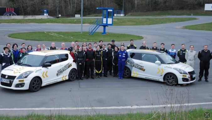 Die 17 Teams des Rallye Sprint Cup Region Mitte beim Rallye-Lehrgang am Ostermontag auf dem Nürburgring (Quelle: ADAC Saarland/AIO)