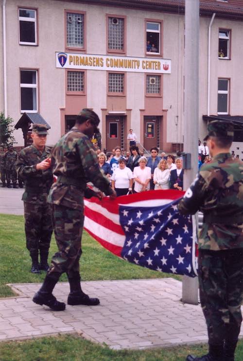 Ende einer Ära: Mit dem feierlichen Fahnenappell am 31. Juli 1997 verliert Pirmasens seinen Status als Garnisonsstadt. (Foto: Sammlung Stadtarchiv)