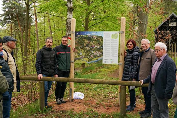 Vorstellung der Infotafel (Foto: Pfalz.Touristik e.V.)