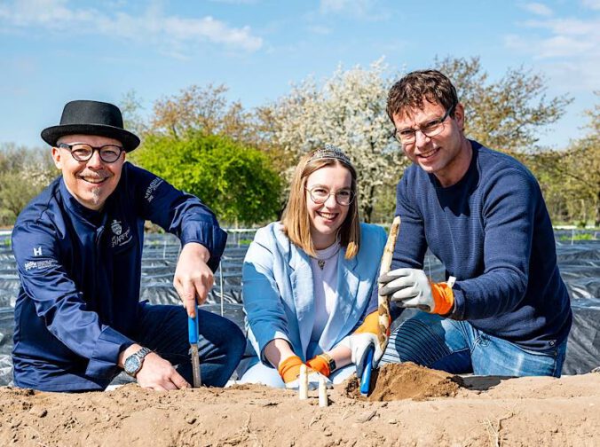 v.l.: Preisträger Martin Scharff, Pfälzische Weinprinzessin Lea Lechner, Spargelbauer Thomas Reeb. (Foto: Klaus Venus/Pfalz.Marketing)