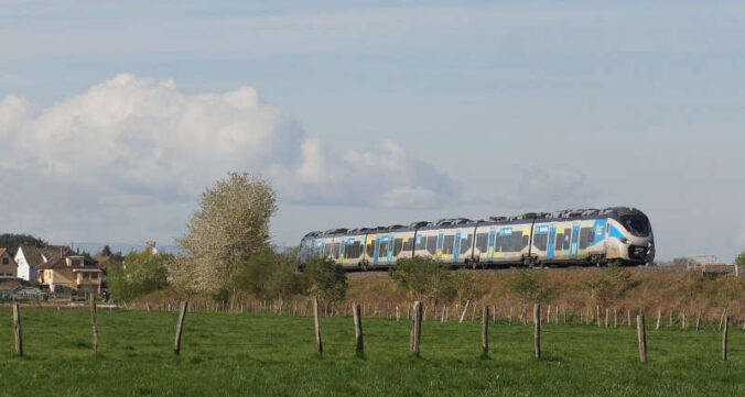 Ein Triebwagen der Bauart Coradia Polyvalent in der aktuellen Fluo-Lackierung der Region Grand Est auf der Strecke Strasbourg – Wissembourg bei Hœrdt/Alsace (Foto: Fritz Engbarth).