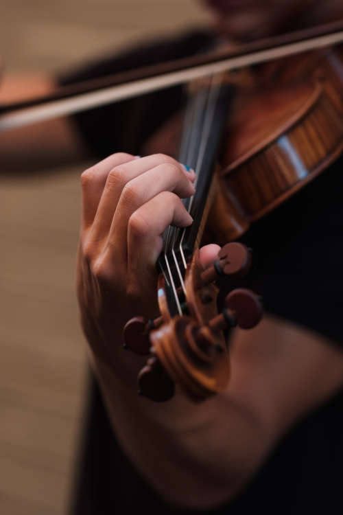 Symbolbild Violine (Foto von Joel Wyncott auf Unsplash)