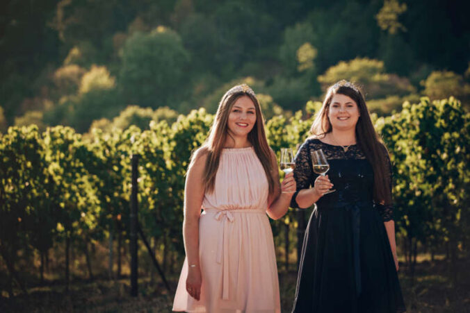 Weinprinzessinnen 2022/23 Hanna Spies und Laura Götze (Foto: JackSenn, Bildarchiv Südliche Weinstrasse e.V.)