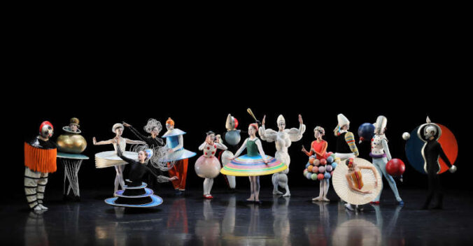 16 Stipendiaten zwischen 17 und 20 Jahren bilden das Bayerische Junior Ballett. Zur Aufführung bringen sie eine Neufassung von Oskar Schlemmers legendärem Kostümball, der als „Triadisches Ballett“ Eingang in die Tanzgeschichte fand. (Foto: Marie-Laure Briane)