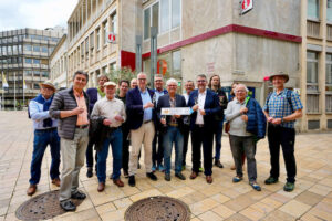 Gruppenfoto am Hetzelplatz (Foto: Holger Knecht)