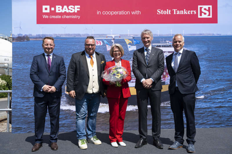 Schiffspatin Barbara Hoyer (Mitte) mit Ralf Busche, Leiter Standortlogistik BASF (links), dem rheinland-pfälzischen Staatssekretär Andy Becht (2.v.l.), Lucas Vos, President Stolt Tankers (1.v.r.) und Robert-Jan Zimmerman, CEO Mercurius (ganz rechts). (Foto: BASF SE)