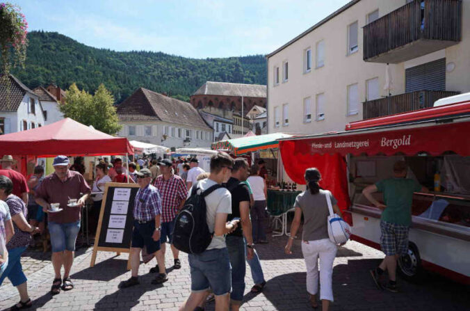 Viele Menschen besuchten den Bauernmarkt. (Foto: Holger Knecht)