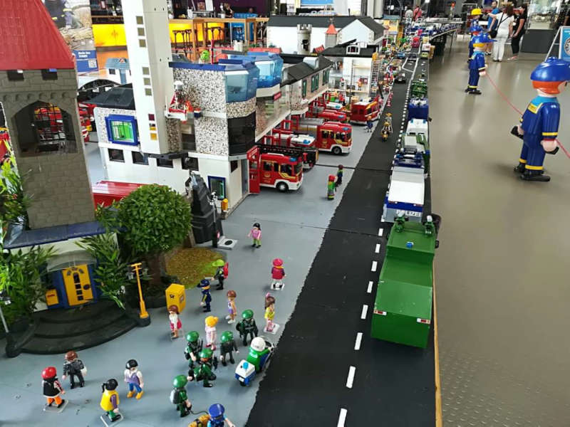 Die Playmobil-Ausstellung zeigt Einsatzsituationen verschiedener Hilfsorganisationen. (Quelle: Feuerwehr Speyer)