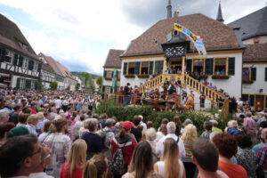 Geißbockversteigerung am Deidesheimer Rathaus (Foto: Holger Knecht)