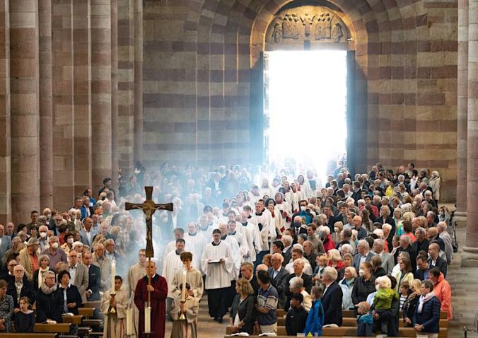 Feierlicher Einzug zum Pfingstfest 2022 (Quelle: Domkapitel Speyer, Foto: Klaus Landry)