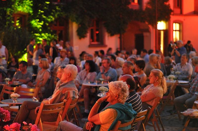 Besucher im Alten Weingut (Copyright: Lange Nacht des Jazz)