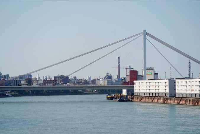 Blick von der Konrad-Adenauer-Brücke in Ludwigshafen (Foto: Holger Knecht)