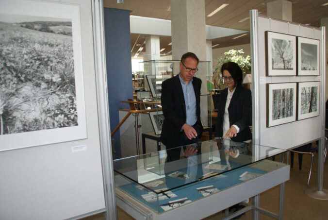 Fotograf Reiner Voß und Bibliotheksleiterin Claudia Germann (Foto: Bezirksverband Pfalz)