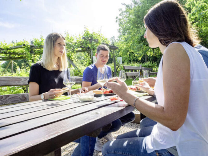 Picknick an der Kleinen Kalmit (Foto: Knut Pflaumer, Pfalz.Touristik e.V.)