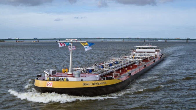 Das neue Niedrigwasserschiff Stolt Ludwigshafen ist seit Ende April für BASF in Betrieb. (Foto: BASF SE)
