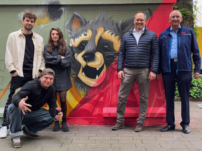 Andreas Heinrich und Delia Rothas, beide von Quaer, Künstler Svlech (knieend), Christoph Keimes (LUKOM-Geschäftsführer) und Thomas Mösl (TWL, Technischer Vorstand). (Foto: Torsten Kleb)