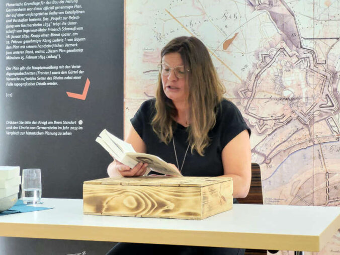 Helen M. Sand las aus ihrem Debütroman (Foto: Stephanie Mohr/Stadt Germersheim)