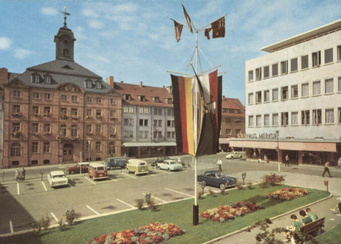 Die Aufnahme, entstanden Mitte der 1960er-Jahre, zeigt einen Blick von der „Ramba“-Treppe auf den Unteren Schloßplatz. (Foto: Sammlung / Stadtarchiv)