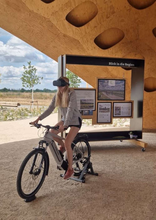 Fahrrad mit VR-Brille (Foto: Südpfalz-Tourismus LK GER)