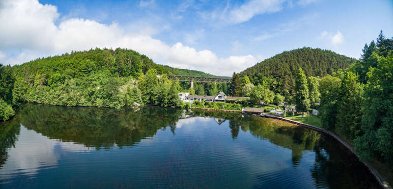 Der Eiswoog und das Seehaus Forelle (Foto: Copyright-Hinweis: Knut Pflaumer/Pfalz-Touristik e.V.)