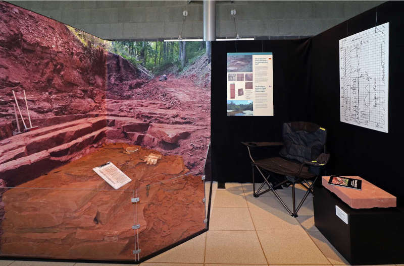 Im Pfälzerwald bei Eschbach: die Fundstelle der Saurierfußspuren als Nachbau im Museum (Fotos: Urweltmuseum Geoskop)