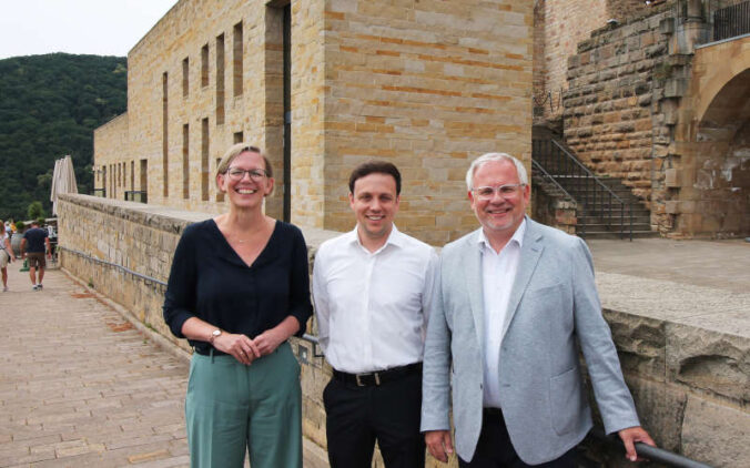 Staatssekretärin Simone Schneider, Max Darstein und Landrat Hans-Ulrich Ihlenfeld (Foto: Stiftung Hambacher Schloss)