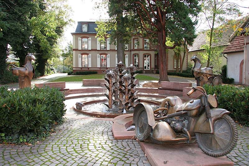 Dorfbrunnen „im Herze vun Herxe“ (Foto: Helmut Dudenhöffer)