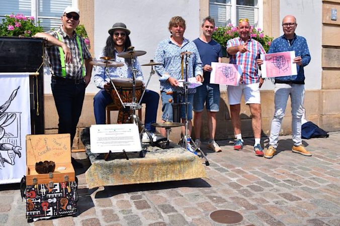 Die FuZo-Groovers Matthias Müller und Jeffrey Deubler (v.l.n.r.), Armin Schowalter, Marcel Fritsch, Inhaber des Cafés Mago und der Bengels Bar, Henry Bartsch, Inhaber der Hexestub und Dominik Geißler. (Quelle: Stadt Landau)