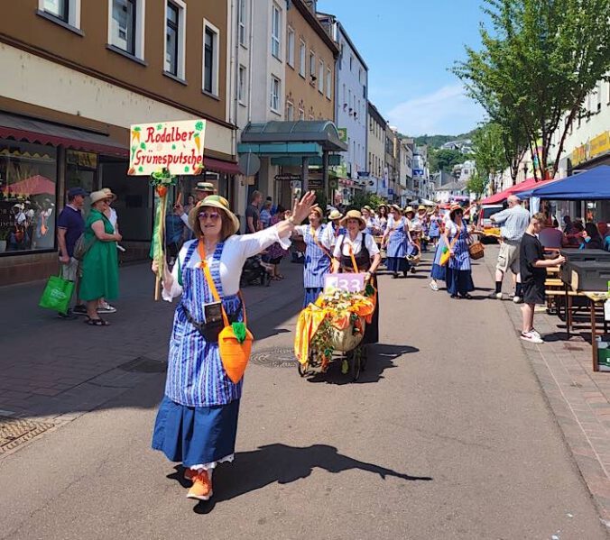 Mit reichlich Grünesputsche ausgestattet zogen die danach benannte Rodalber Zugnummer durch Bad Ems. (Foto: Südwestpfalz Touristik)