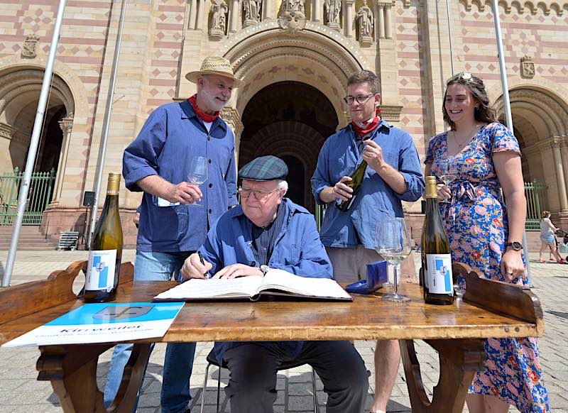 Auf dem Domplatz (v.l.) Bürgermeister Rolf Metzger, Weihbischof Otto Georgens, Winzer Christian Hartmann, Weinprinzessin Sina I. (Foto: Klaus Landry)