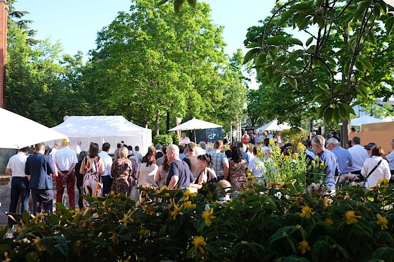  Tolles Wetter, tolle Stimmung: Der Platz vor der Kreisverwaltung war gut gefüllt. (Foto: KV SÜW)