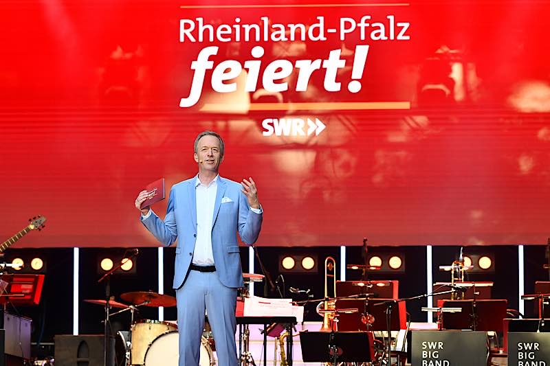 Das Landesfest-Wochenende startete am Freitag, 16. Juni, mit der SWR Fernsehen Liveshow „Rheinland-Pfalz feiert!“. Martin Seidler führte durch den Abend. (Foto: SWR/Kristina Schäfer)