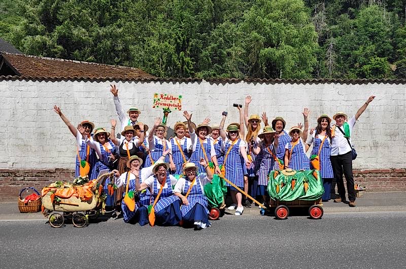 Nicht nehmen ließ es sich Stadtbürgermeister Claus Schäfer (hinter den beiden Reihen), mit den traditionell als Marktfrauen gekleideten Rodalber Grünesputsche, beim Landesfest Werbung für die Südwestpfalz zu machen. (Foto: Südwestpfalz Touristik)