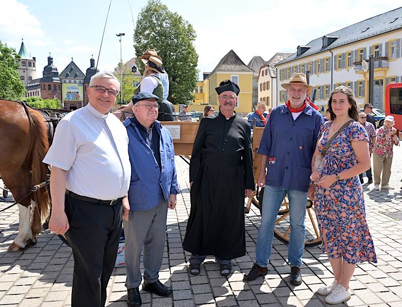 Nach Ankunft der Delegation aus der Südpfalz (v. l. n. r.) Bischof Dr. Karl-Heinz Wiesemann, Weihbischof Otto Georgens, Pfarrer Peter Nirmaier, Bürgermeister Rolf Metzger, Weinprinzessin Sina I. (Foto: Klaus Landry)