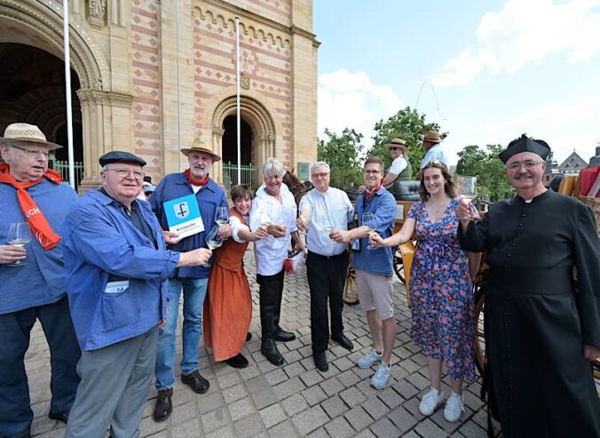 Weinzehntübergabe mit (v.l.n.r.) Pfarrer Gerd Babelotzky, Weihbischof Otto Georgens, Bürgermeister Rolf Metzger, die beiden Laiendarsteller Louisa Weis und Georg Weis, Bischof Dr. Karl-Heinz Wiesemann, Winzer Christian Hartmann, Weinprinzessin Sina I. und Pfarrer Peter Nirmaier (Foto: Klaus Landry)