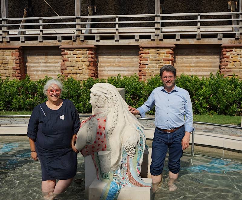 Künstlerin Tanja Lebski (Vorsitzende der Deutschen Organisation für Mosaikkunst) und Bürgermeister Christoph Glogger (Foto: Stadt Bad Dürkheim)