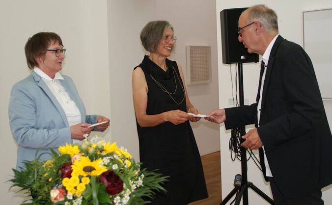 Prof. Dr. Stephan Berg überreicht den Justus Bier Preis an Dr. Britta E. Buhlmann (Mitte) und Dr. Annette Reich (Foto: Bezirksverband Pfalz)