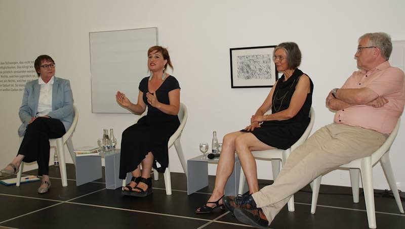 Podiumsdiskussion zum Wert der Natur (von links): Dr. Annette Reich, Gabriela Oberkofler, Dr. Britta E. Buhlmann und Theo Wieder (Foto: Bezirksverband Pfalz)