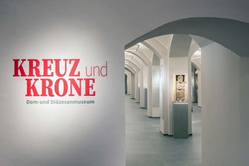 Blick in die Ausstellung "Kreuz und Krone" des Dom- und Diözesanmuseums (Bildnachweis: Historisches Museum der Pfalz, Foto: Julia Paul)